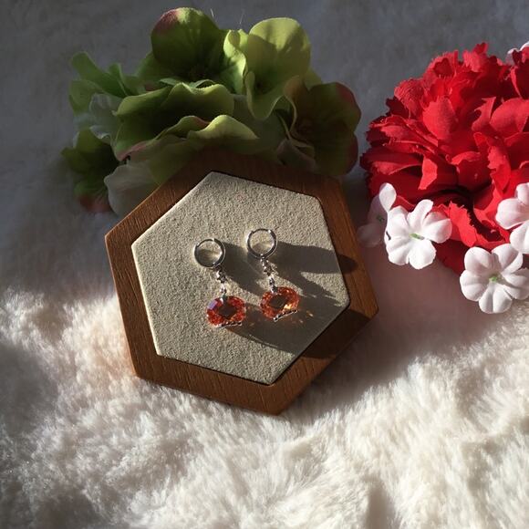 Sunshine Detailed Oval Crystal Hoodie Earrings - Picture 5 of 7